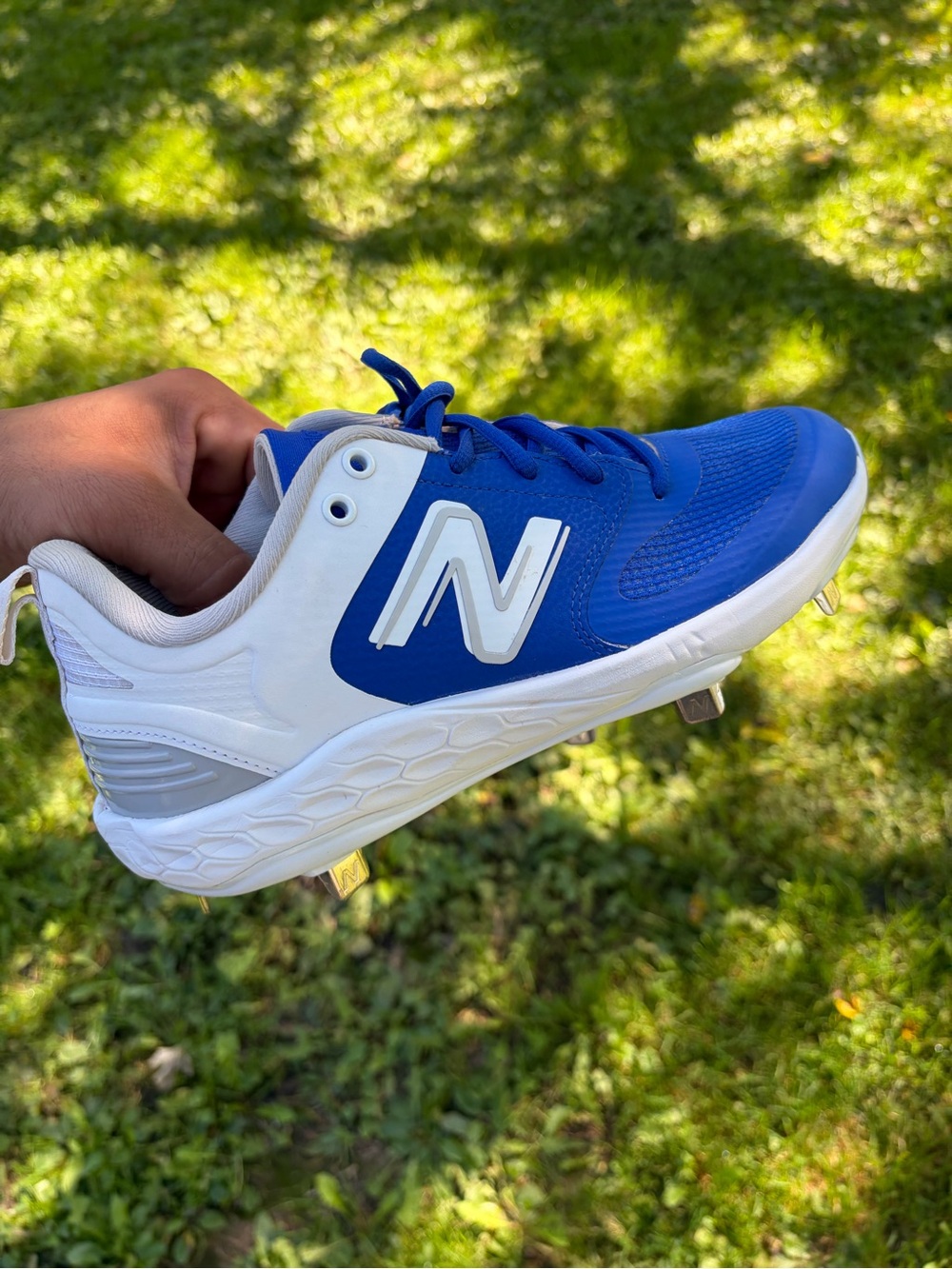 New Balance mens Blue and White Baseball Cleats